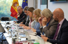 ep la secretaria de estado de funcion publica consuelo sanchez naranjo en una reunion con ccoo ugt y