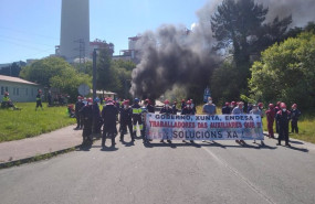 ep los trabajadores de auxiliares protestan en los exteriores de la termica de as pontes