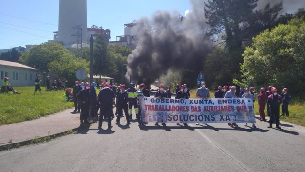 ep los trabajadores de auxiliares protestan en los exteriores de la termica de as pontes