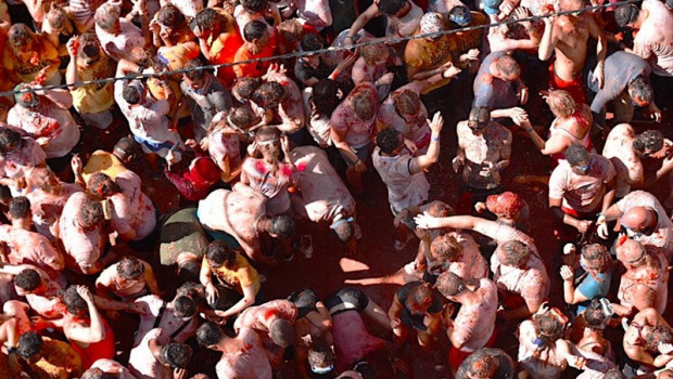 ep miles de personas participan en la fiesta de la tomatina de bunol 2019