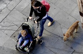 ep mujer paseandola calle nino nina familia carrito conciliacion