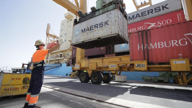 ep operaciones de estiba durante la escala tecnica de contenedores nexo maersk