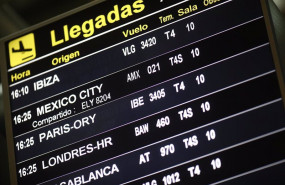ep panel de llegadas de la terminal t4 del aeropuerto adolfo suarez madrid-barajas