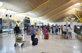 ep pasajeros esperan en la entrada de la terminal 4 de barajas a 2 de julio de 2025 en madrid espana