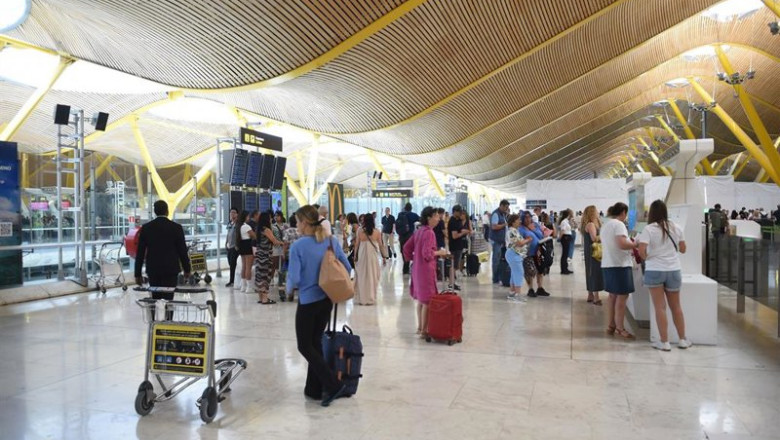 ep pasajeros esperan en la entrada de la terminal 4 de barajas a 2 de julio de 2025 en madrid espana