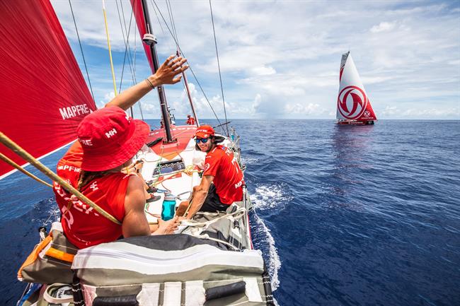 Sophie Ciszek saluda al Dongfeng junto a Balir Tuke | UGO FONOLLA/VOLVO OCEAN RACE ep sophie ciszek saludadongfenga balir tuke