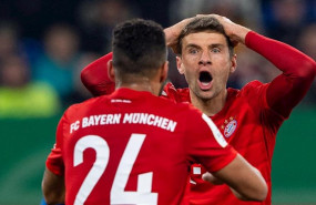 ep thomas muller se lamenta junto a tolisso durante un partido del bayern
