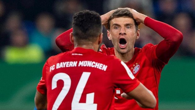ep thomas muller se lamenta junto a tolisso durante un partido del bayern