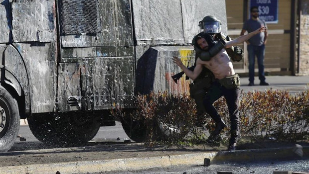 ep un carabinero sujeta a un manifestante en el marco de la ola de protestas en chile contra el