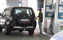 ep un hombre echa gasolina a su coche