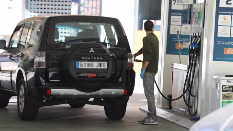 ep un hombre echa gasolina a su coche ep un hombre echa gasolina a su coche