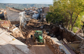 ep un tractor trabaja en una zona afectada por la dana ep un tractor trabaja en una zona afectada por la dana