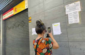 ep una mujer fotografia uno de los carteles con instrucciones para hacer tramites por internet