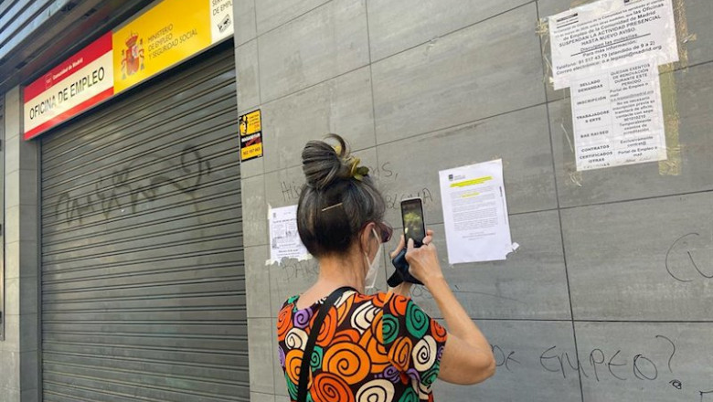 ep una mujer fotografia uno de los carteles con instrucciones para hacer tramites por internet