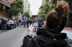 ep una mujer hace una fotografia con su movil en la concentracion de protesta contra sanchez en la