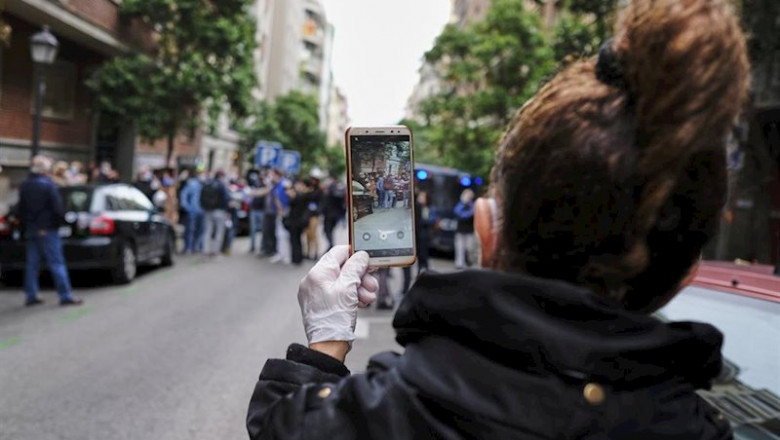 Una mujer hace una fotografía con su móvil en la concentración de protesta contra Sánchez en la calle Núñez de Balboa de Madrid. | Jesús Hellín - Europa Press ep una mujer hace una fotografia con su movil en la concentracion de protesta contra sanchez en la