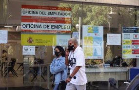 ep una pareja pasa por una oficina de empleo de madrid
