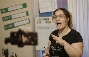 ep una profesora de educacion infantil graba con su movil una clase para sus alumnos en madrid