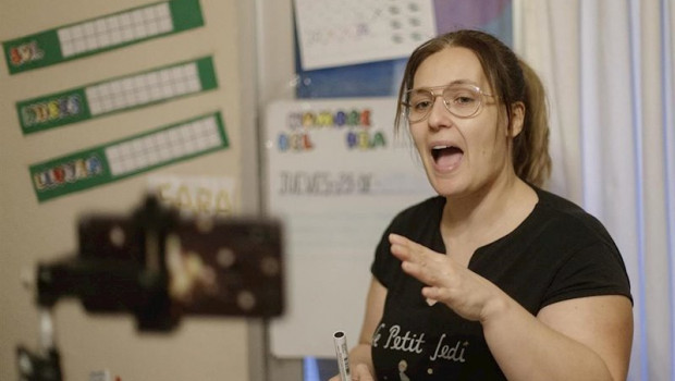 ep una profesora de educacion infantil graba con su movil una clase para sus alumnos en madrid