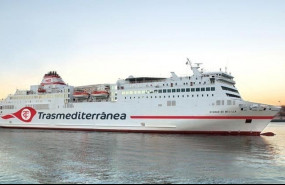 ep uno de los barcos que presta servicio a melilla
