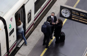 ep varias personas con maletas en el anden antes de coger un tren de alta velocidad en el dia en que