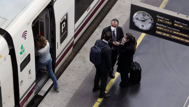 ep varias personas con maletas en el anden antes de coger un tren de alta velocidad en el dia en que