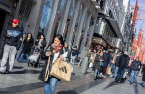 ep varias personas realizan sus ultimas compras para los regalos de navidad a 24 de diciembre de