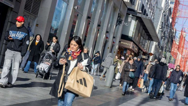 ep varias personas realizan sus ultimas compras para los regalos de navidad a 24 de diciembre de ep varias personas realizan sus ultimas compras para los regalos de navidad a 24 de diciembre de
