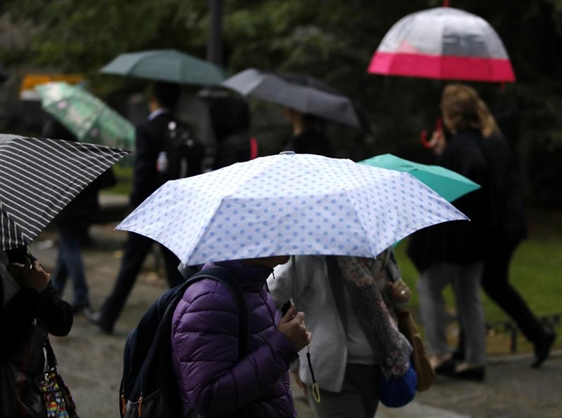 ep varias personas salen a la calle en madrid con paraguas ante la incesante lluvia