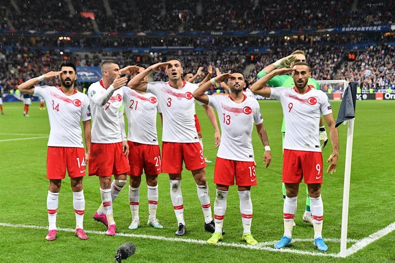 ep varios jugadores de la seleccion turca de futbol realizan un saludo militar