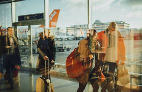 ep viajeros en un aeropuerto