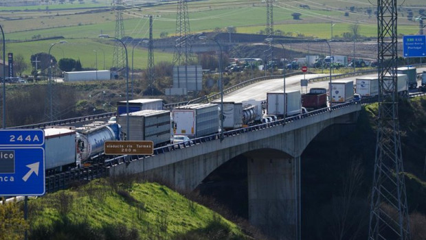 ep archivo   camiones parados en salamanca castilla y leon