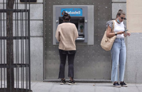 ep archivo   dos mujeres en un cajero de una entidad financiera