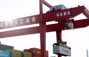 ep archivo   imagen de una grupo portando un contenedor en un puerto en china