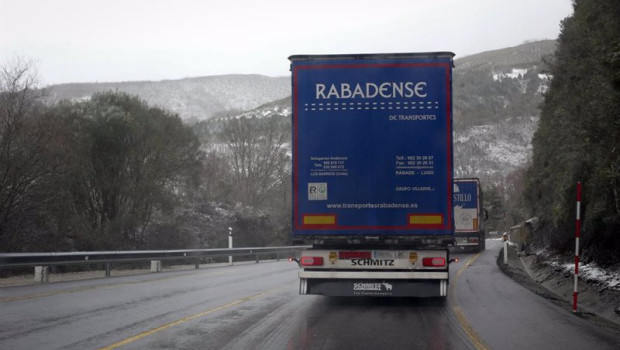 ep archivo   un camion circula por una carretera mojada a 17 de enero de 2023 en pedrafita do