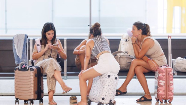 ep archivo   un grupo de jovenes conversan sentadas en algunos de los asientos de la terminal t4 del