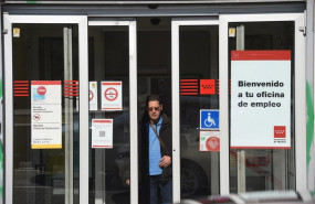 ep archivo   un hombre sale de una oficina de empleo