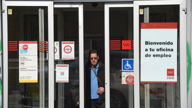 ep archivo   un hombre sale de una oficina de empleo