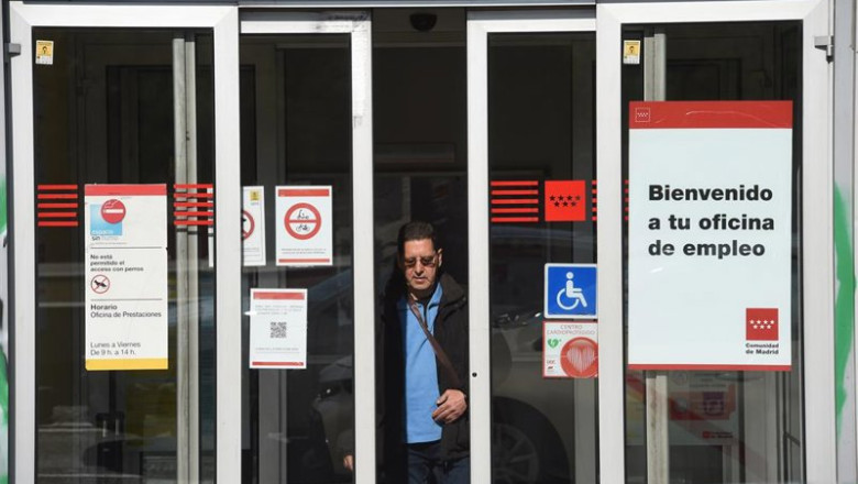 Archivo - Un hombre sale de una oficina de empleo | Gustavo Valiente - Europa Press - Archivo ep archivo un hombre sale de una oficina de empleo