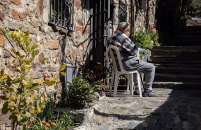ep archivo un hombre sentado en un silla en una de las calles empedradas de patones de arriba ep archivo un hombre sentado en un silla en una de las calles empedradas de patones de arriba
