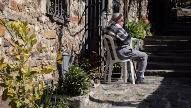 ep archivo   un hombre sentado en un silla en una de las calles empedradas de patones de arriba