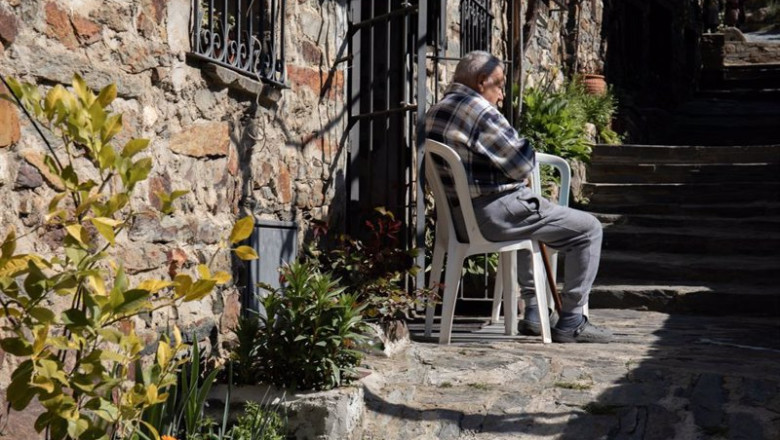 ep archivo un hombre sentado en un silla en una de las calles empedradas de patones de arriba ep archivo un hombre sentado en un silla en una de las calles empedradas de patones de arriba