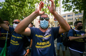 ep archivo   un trabajador de la factoria airbus en getafe aplaude durante una manifestacion por el
