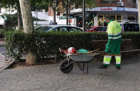 ep archivo   un trabajador del servicio de limpieza con una carretilla trabaja en una calle de