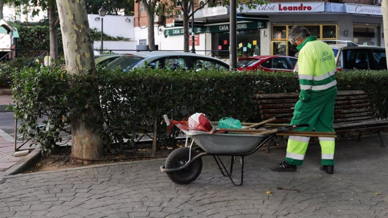 ep archivo un trabajador del servicio de limpieza con una carretilla trabaja en una calle de ep archivo un trabajador del servicio de limpieza con una carretilla trabaja en una calle de
