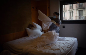 ep archivo   una camarera de pisos cambia las sabanas de una cama de una habitacion