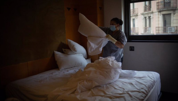 ep archivo   una camarera de pisos cambia las sabanas de una cama de una habitacion