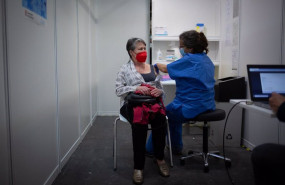ep archivo   una sanitaria vacuna a una mujer e