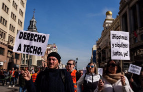 ep archivo   varias personas durante una manifestacion por una vivienda digna