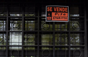 ep archivo   vista de un cartel de se vende en un portal de un edificio en madrid espana
